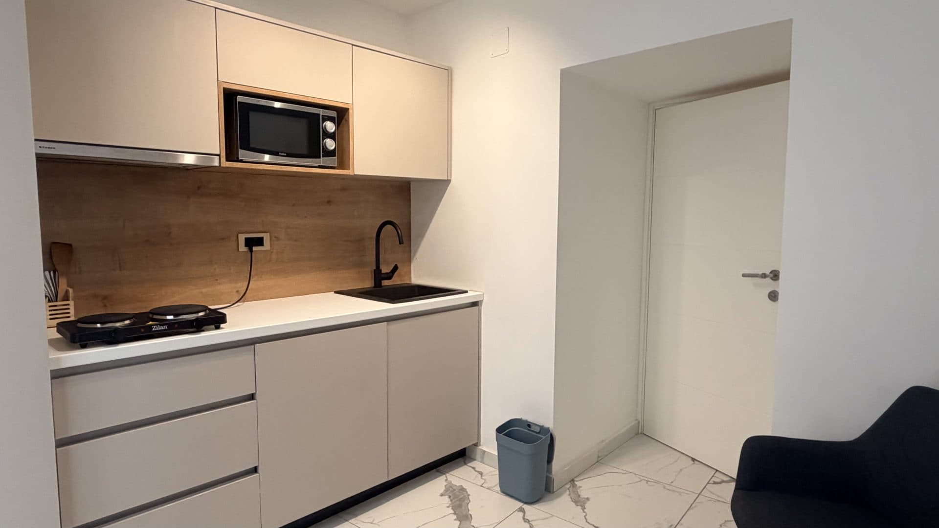 Rijeka -Centar, studio for rent 25 m2 — photo 2